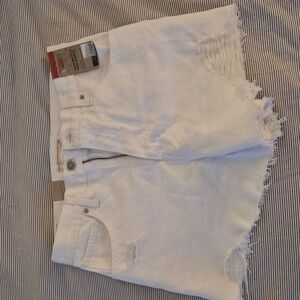 Brand New- Levi’s High Waisted Mom Jean Shorts